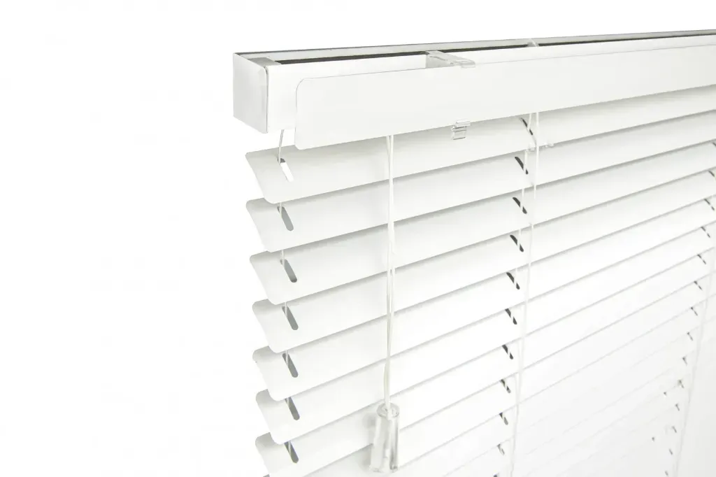Biała żaluzja aluminiowa 25 mm od Rolmajster