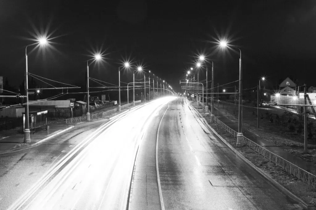 Lampy uliczne solarne czy klasyczne? Porównanie rozwiązań od producenta oświetlenia ulicznego